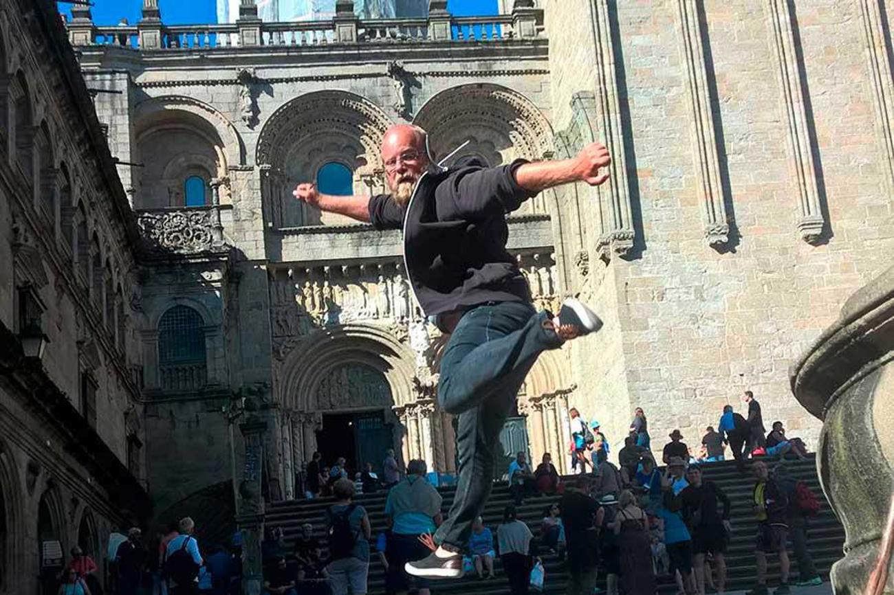 Freudensprung vor der Kathedrale von Santiago de Compostela: Nach 2500 Kilometern hat Lars Kottmann sein Ziel erreicht. (Bild: zvg)