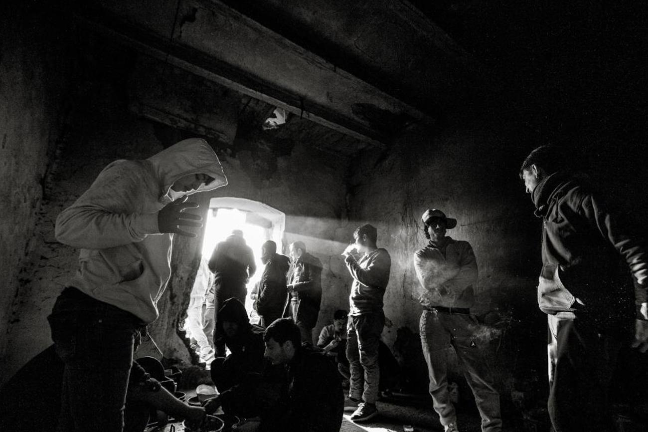 Ohne fliessendes Wasser, ohne Strom und ohne Toiletten: Migranten in einem verfallenen Haus in der Nähe der serbisch-ungarischen Grenze, wo sie oft Wochen und Monate verbringen.