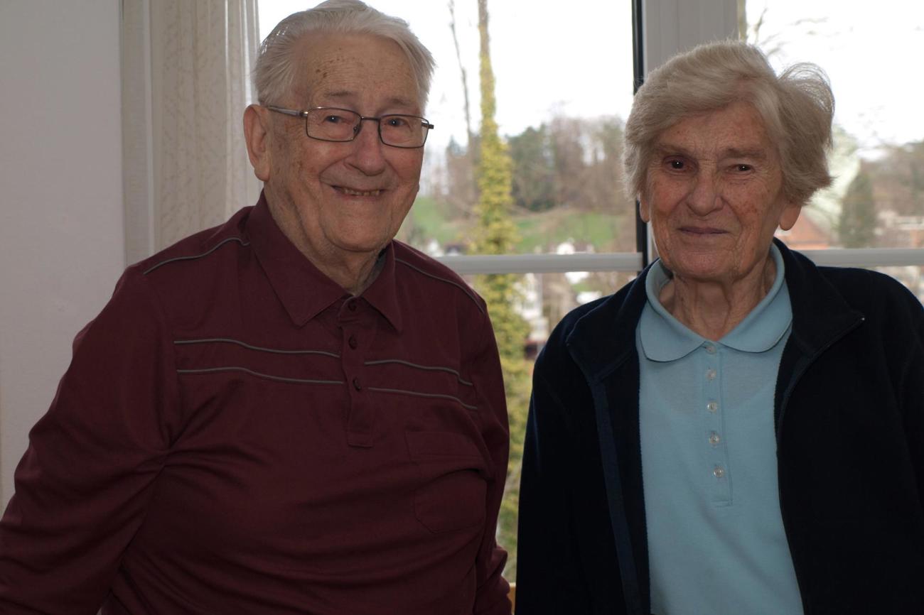 Pfarrer Theo Dürig und seine Ehefrau Friedy in ihrer Wohnung im Alters- und Pflegeheim im Park in Schönenberg.