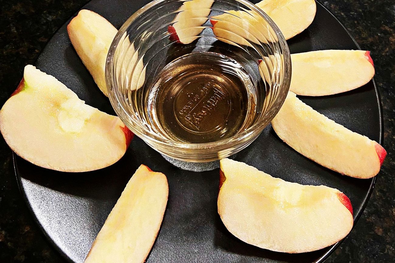 Die jüdische Neujahrsspeise steht für den Wunsch: "Möge dieses Jahr so süss sein wie der in Honig getauchte Apfel." 