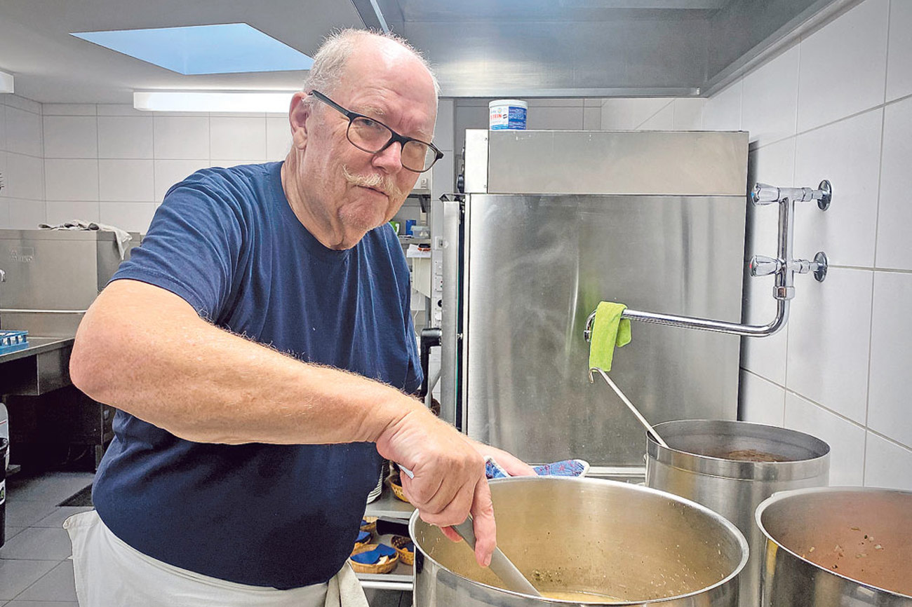 Küchenchef Heinz Hegetschweiler schwingt den Kochlöffel für den Mittagstisch  in Buchthalen mit grossem Engagement. | Foto: Adriana Di Cesare