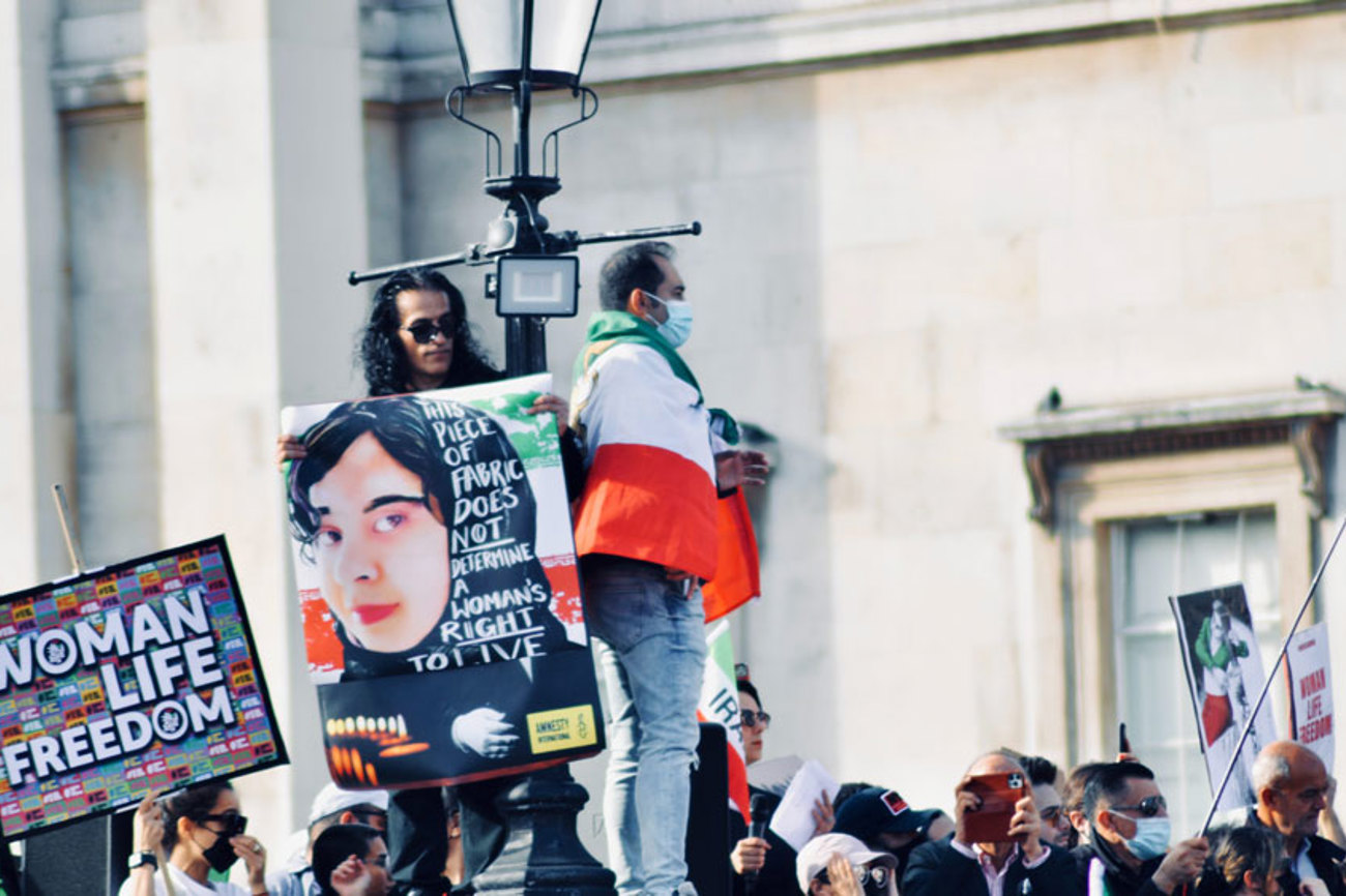 Am 16. September 2022 wurde die Iranerin Jina Mahsa Amini getötet, weil sie das Kopftuch nicht angemessen getragen hatte. | Bild: unsplash