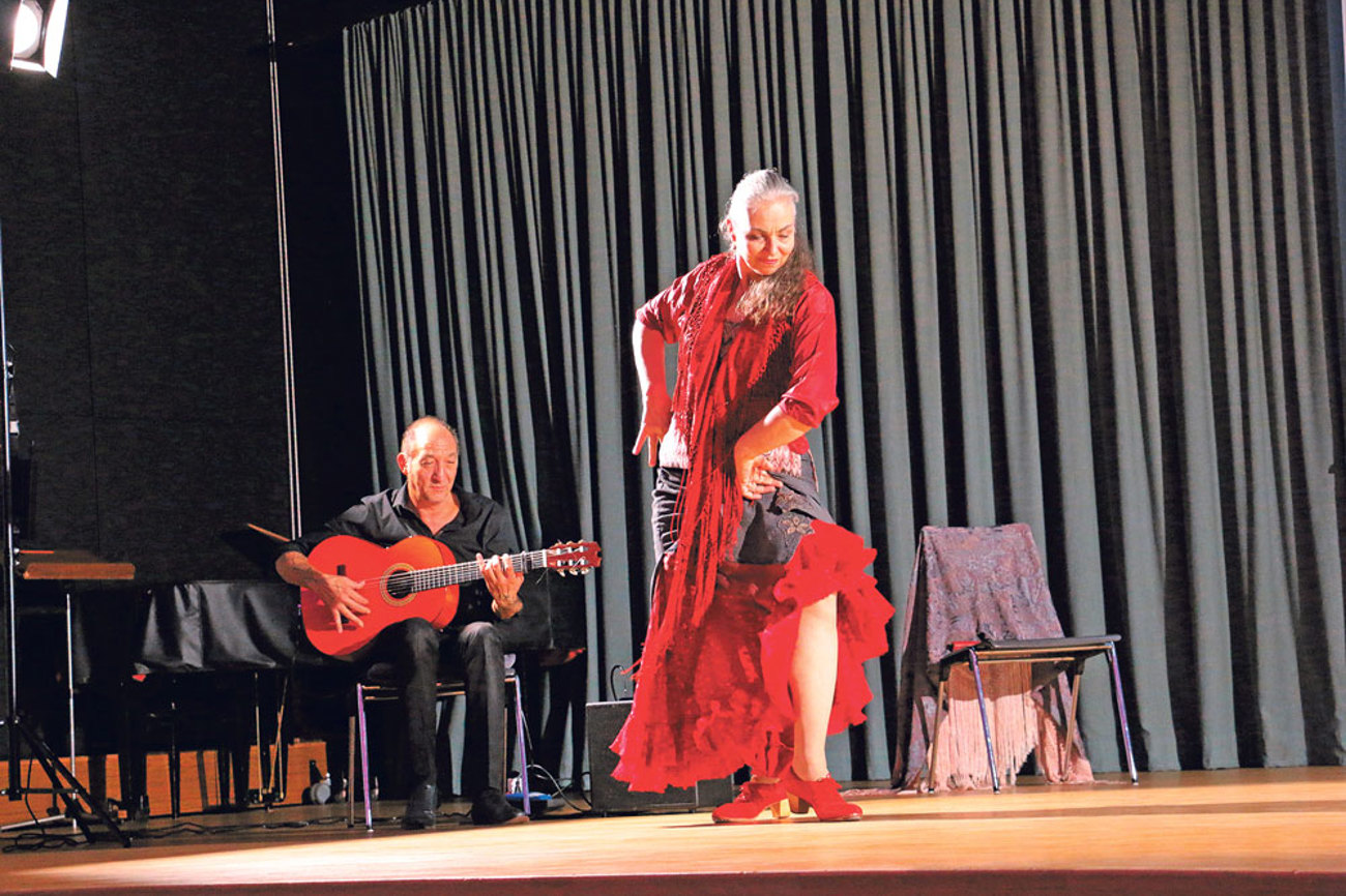 Nina Corti und Vincente ­Cortés zelebrieren den Flameno auf der Bühne des HofAckerZentrums.  | Foto: Doris Brodbeck