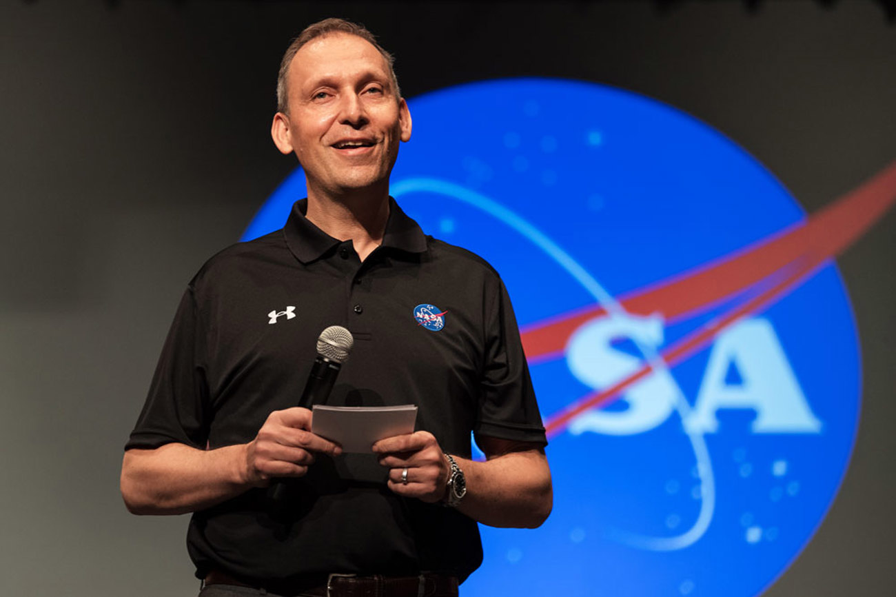 Der ehemalige Wissenschaftsdirektor der NASA, der Schweizer Thomas Zurbuchen, bei der offiziellen Bekanntgabe des Namens Perseverance für den Marsrover im Jahr 2020. | Foto: NASA/Aubrey Gemignani