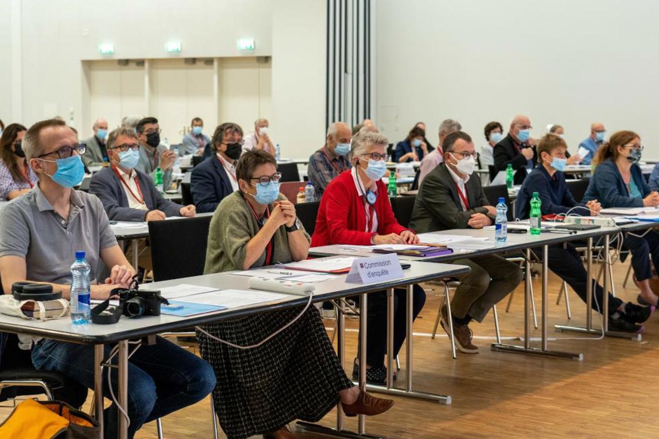 Die Untersuchungskommission, in Bildmitte in der roten Jacke Präsidentin Marie-Claude Ischer, ist an der ausserordentlichen EKS-Synode noch einmal im Zentrum gestanden. | EKS/ Nadja Rauscher