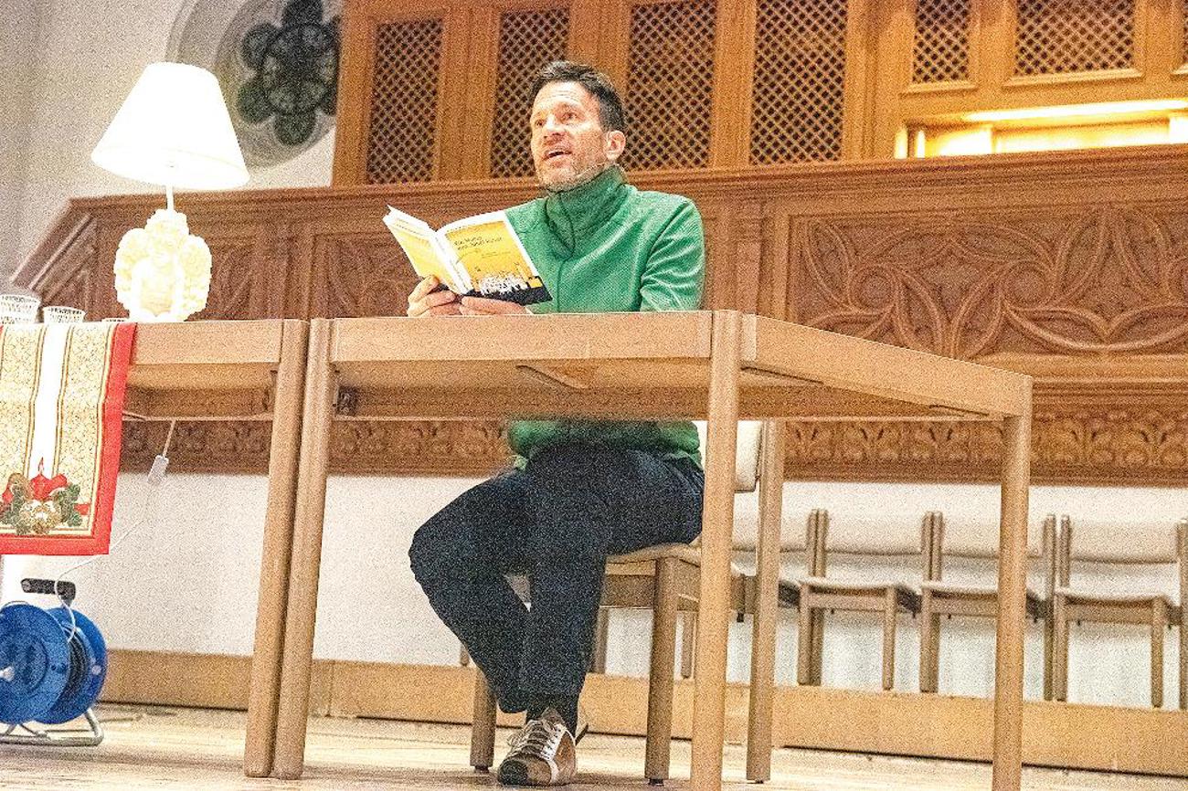 Der Autor Ralph Schlatter las seine Geschichte «Zwei Komma Acht Volt». | Peter Leutert