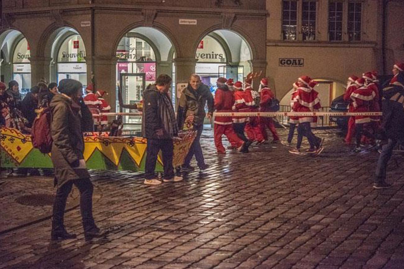 Eritreische Sänger begleiteten das Schiff des Art Brut-Künstlers Heinz Lauener auf seiner Prozession durch Bern – bis am 23. Dezember liegt es nun vor Anker in der Offenen Kirche beim Bahnhof.|Alexander Egger