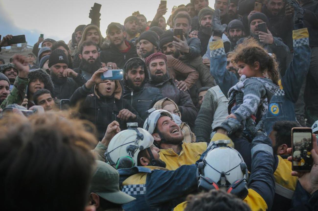 Es grenzt an ein Wunder: Rettungskräfte bergen ein Mädchen in der Nähe von Idlib, das über 40 Stunden unter den Trümmern lag. Doch die Chance Menschen lebend zu finden, schwindet stündlich.
