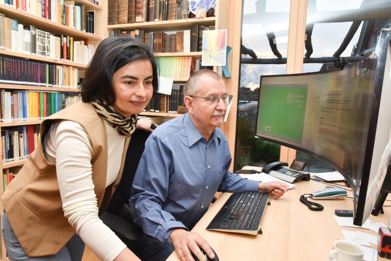 Blanca und Apo Appl nehmen in diesen Wochen das letzte Mal die Spanisch-Übersetzung der Losungen in Angriff. (Bild: sal)