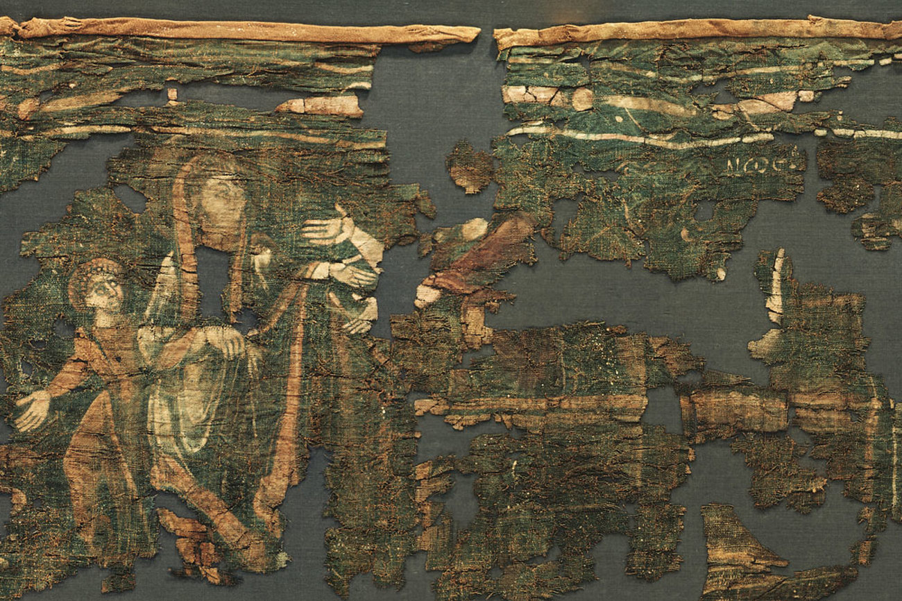 Darstellung der Arche Noah: Im rechten unteren Bildviertel ist eine braune Kiste – die Arche – zu erkennen. Darin steht eine Figur, Noah, der mit der Hand auf eine Frau und einen Junge weist, die möglicherweise die Arche gerade verlassen (rechts). Rechts oben steht in Griechisch «Noah». | Fotos: Abegg-Stiftung