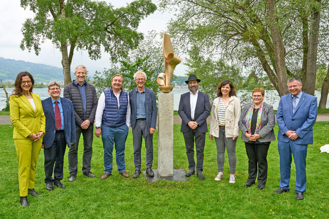 An der Wiedereinweihung dabei (v.l.): Lilian Bachmann (Reformierte Kirche Kanton Luzern), Adrian Suter (Christkatholische Kirchgemeinde Luzern), Muhamed Sabanovic (Islamische Gemeinde Luzern), Piet Luethi (Sohn des Künstlers Rolf Luethi), Adrian Borgula (Stadtrat Luzern), Chaim Drukman (Chabad Zentralschweiz), Barbara Renggli (Albert Koechlin Stiftung AKS), Annegreth Bienz-Geisseler (Katholische Kirche Kanton Luzern) und Hanspeter Wasmer (Bischofsvikariat St. Viktor Bistum Basel). Foto Emanuel Ammon