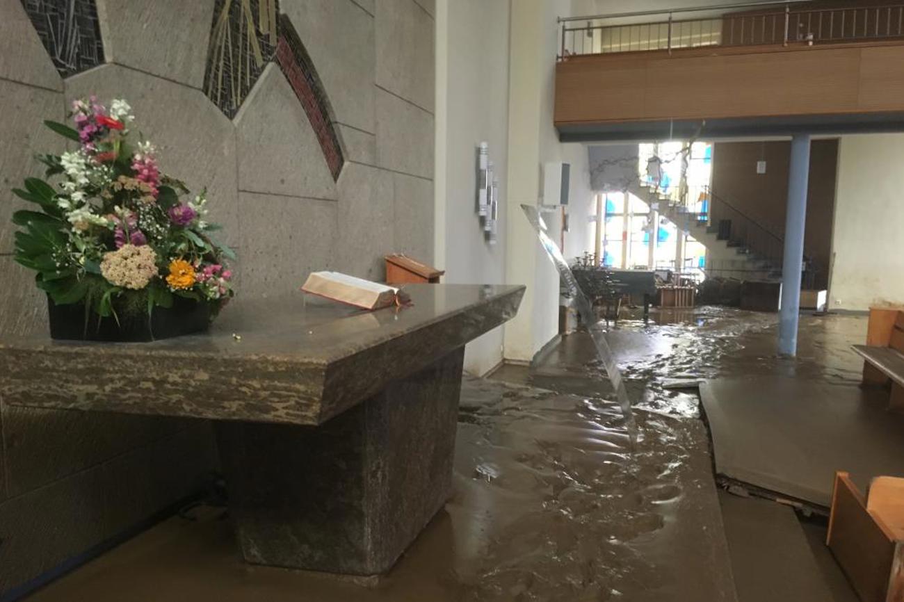 In der Martin-Luther-Kirche in Bad Neuenahr hat das Wasser die Bibel auf dem Altar verschont. |Andrea Stenzel