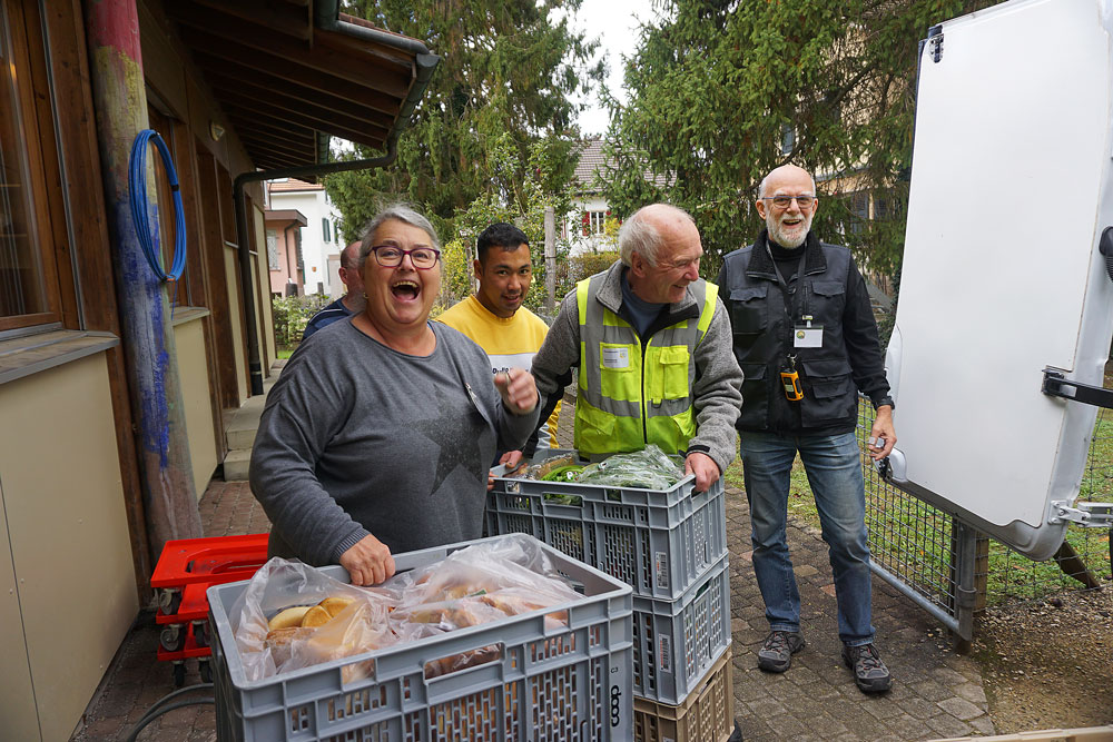 Die Helfergruppe lädt die soeben gelieferten Essenskisten aus. | Foto: Noemi Harnickell