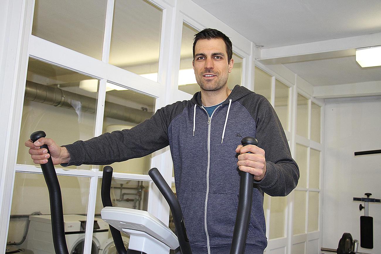 Toni Rogenmoser, Sozialpädagoge und Leiter Wohngruppe, ist sehr dankbar für die Fridolinskollekte. Deren Erlös soll für Lageraktivitäten und den Ausbau des Fitnessraums verwendet werden.
Bild Madeleine Kuhn-Baer