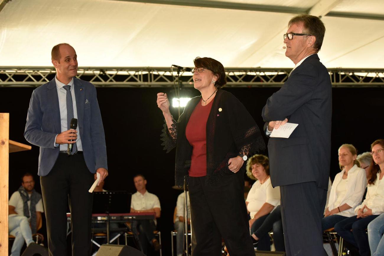 «Predigtmoderator» und Pfarrer Samuel Kienast (links) wollte von Kirchenratspräsidentin Christina Aus der Au und Pfarrer Wilfried Bührer wissen, wo ihnen im Zusammenhang mit der Zachäus-Geschichte das Herz brennt. (Bild: zVg)