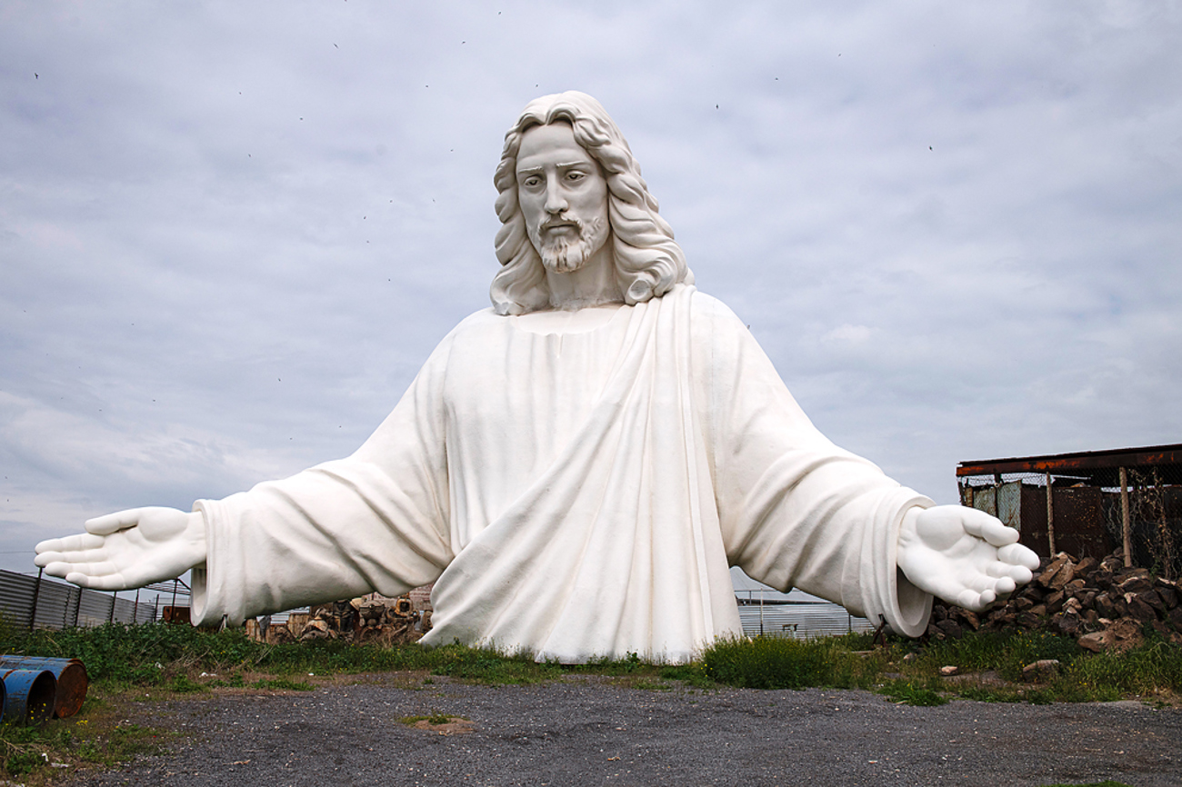 Schnelle Lieferung garantiert: Der armenische Bildhauer Samvelyan schuf die riesige Jesus-Statue. | Foto: Nazik Armenakyan