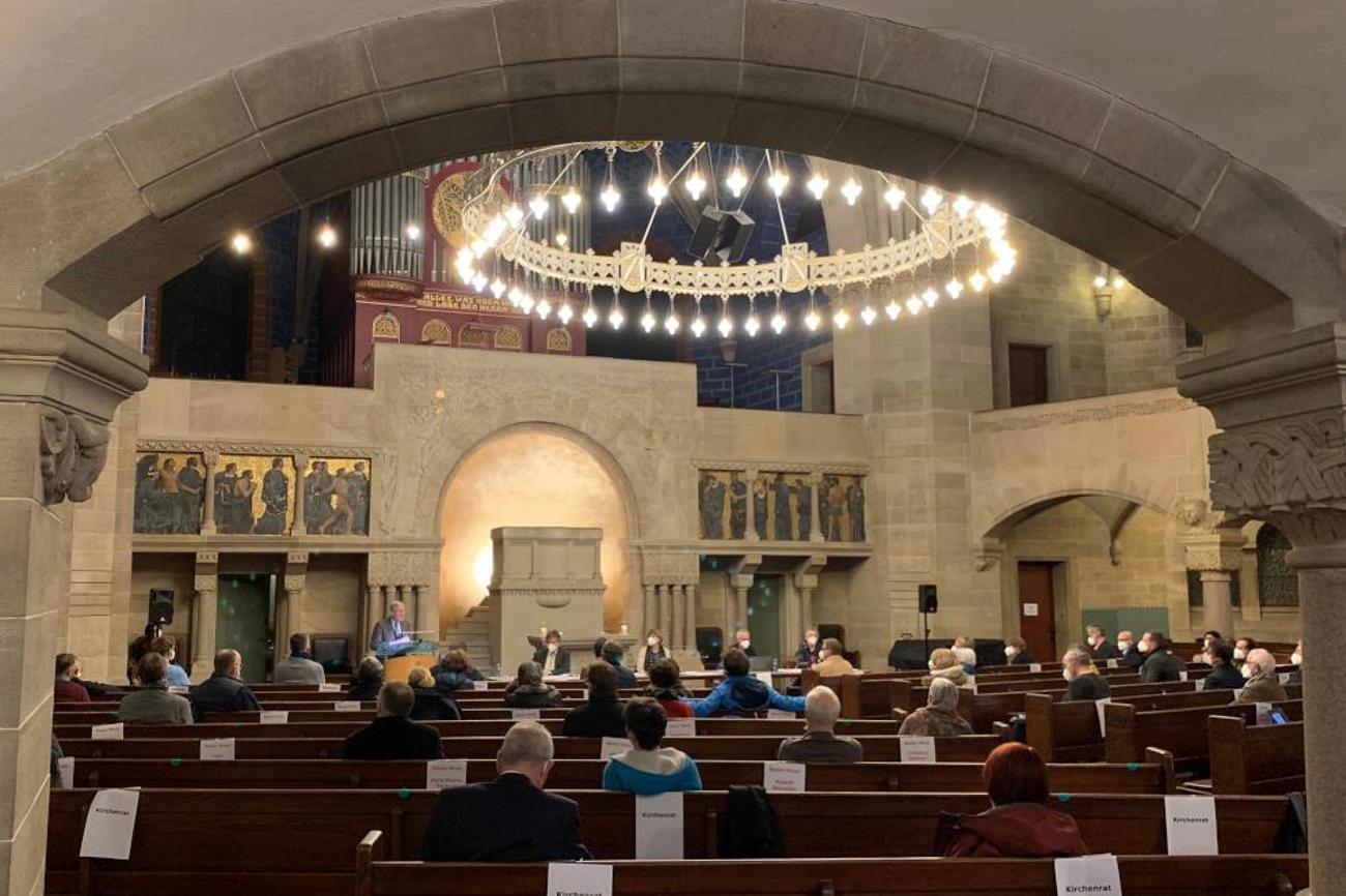Die ERK Basel-Stadt muss sparen – beispielsweise bei den Heizkosten. Entsprechend kühl war es während der Synode in der Pauluskirche.