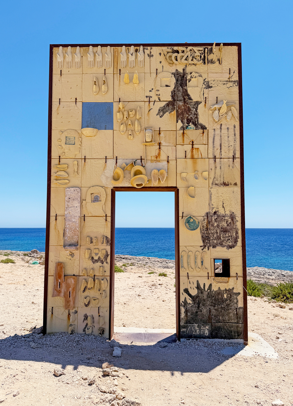 Denkmal Porta d'Europa (Tor nach Europa) des italienischen Künstlers Mimmo Paladino auf der Insel Lampedusa. | Foto: epd/Siefert