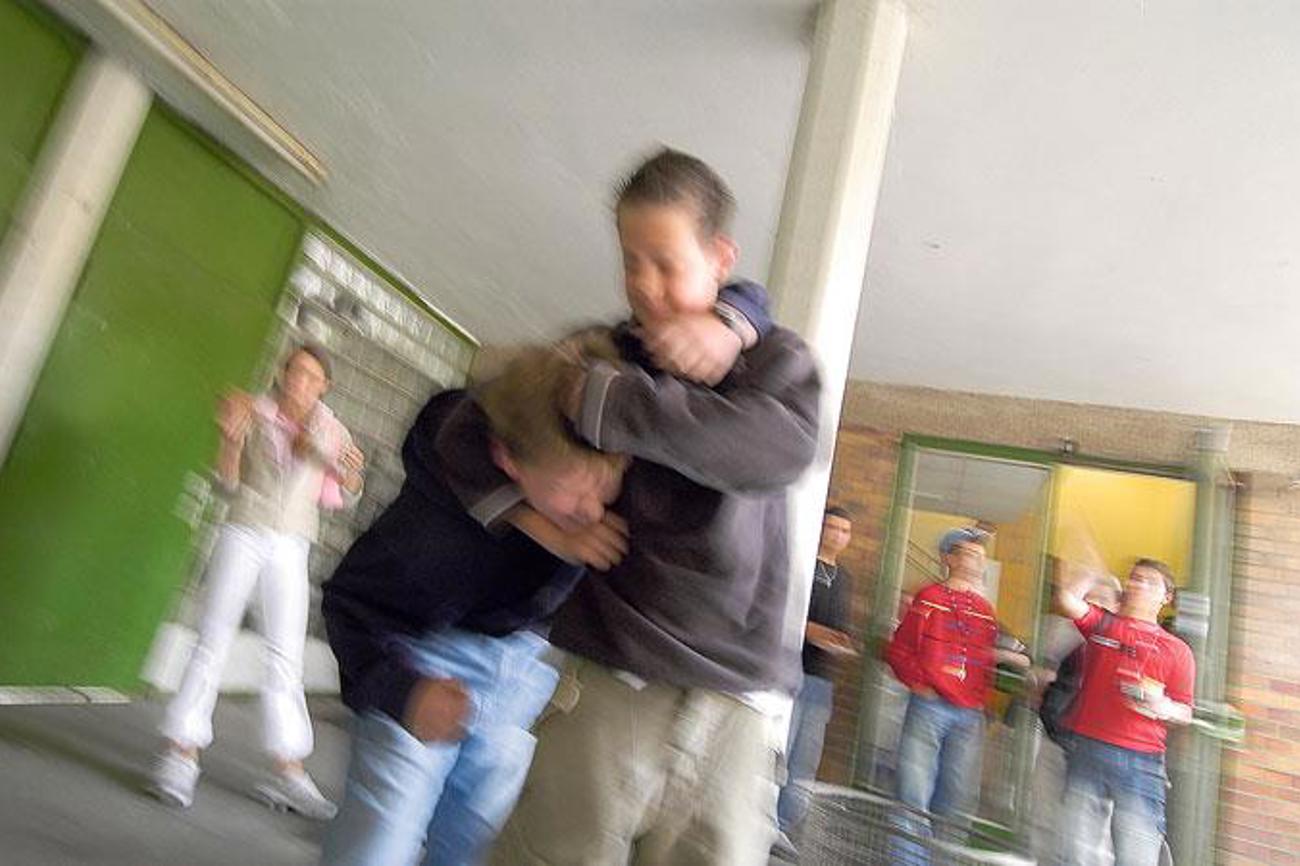 Mobbing und Gewalt auf dem Schulhof, ein mittlerweile schon alltägliches Bild.|epd-bild