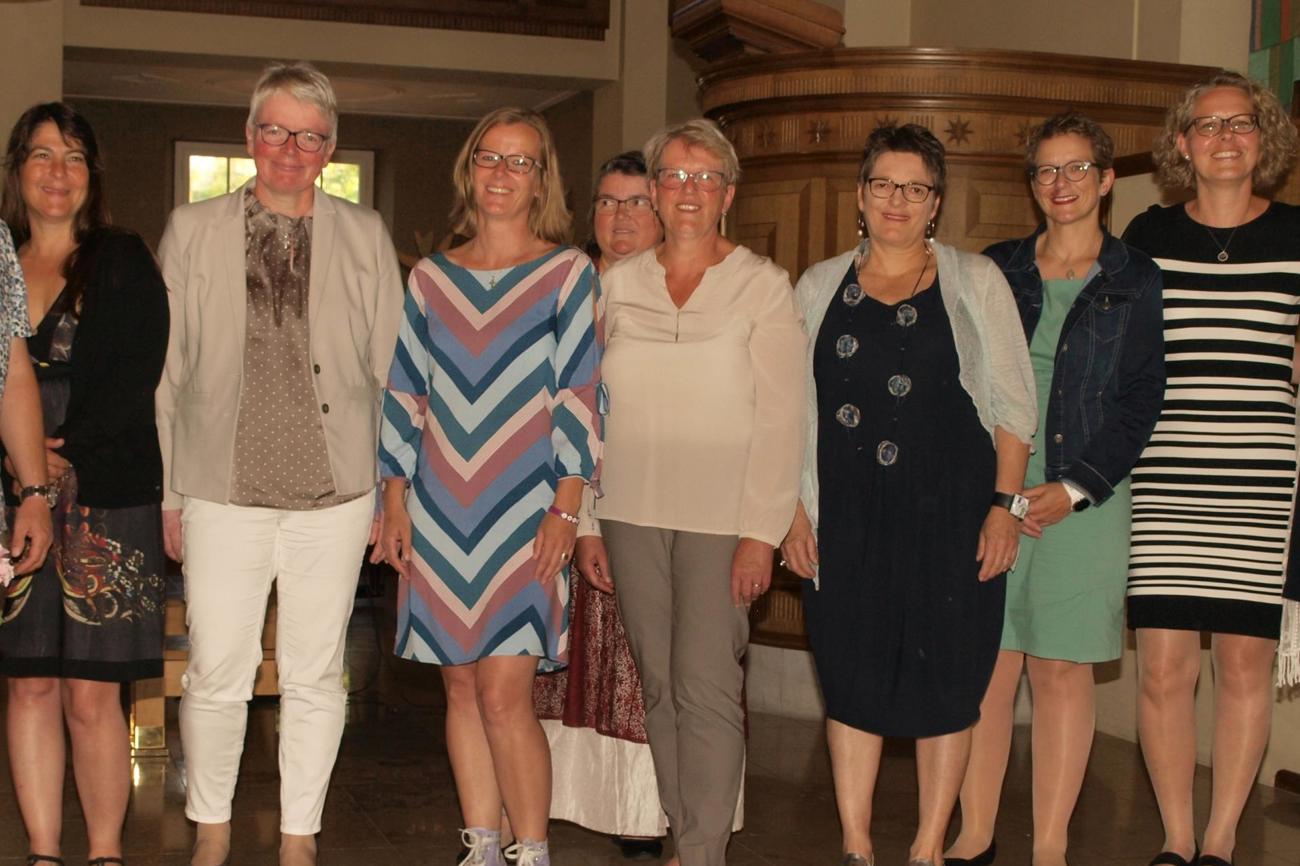 Können nun evangelischen Oberstufen-Religionsunterricht erteilen (von links): Anita Ledermann, Aadorf; Linda Klein, Neukirch an der Thur; Pia Oertig, Frauenfeld; Elvira Pauli, Tägerwilen; Mirtha Reimann Dold, Romanshorn; Barbara Hirsbrunner, Scharans; Manuela Raschle-Kundert, Sirnach; Carola Menzi, Affeltrangen. (Bild: brb)