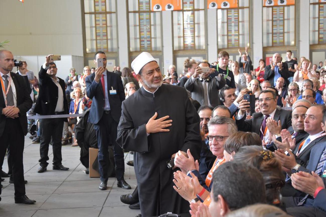 Der Grossscheich der Kairoer al-Azhar-Universität Ahmad al-Tayyeb grüsst den deutschen Innenminister Thomas de Maizière. | Delf Bucher