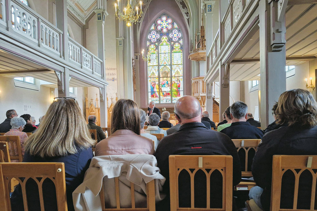An der Zukunft mitwirken: Am Abstimmungssonntag füllte sich die Kirche in Kilchberg. | Foto: Noemi Harnickell