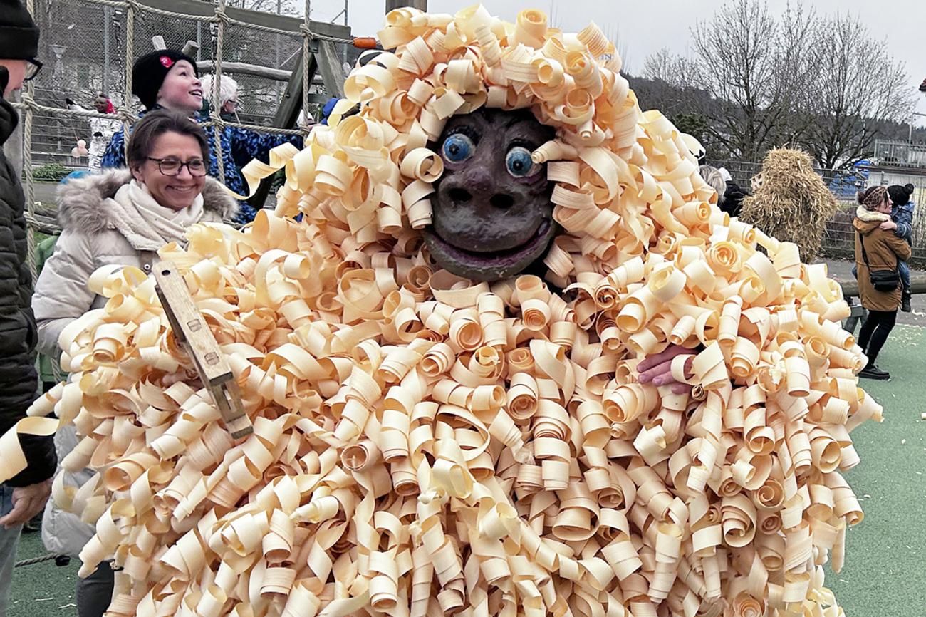 Archaisch vermummte Burschen sorgen am sogenannten Bärzelitreiben in Hallwil für allerhand Betrieb. | Foto: Justin Koller