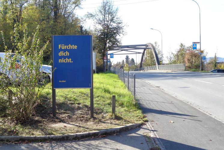 Die Agenten Gottes mit den blauen Plakaten