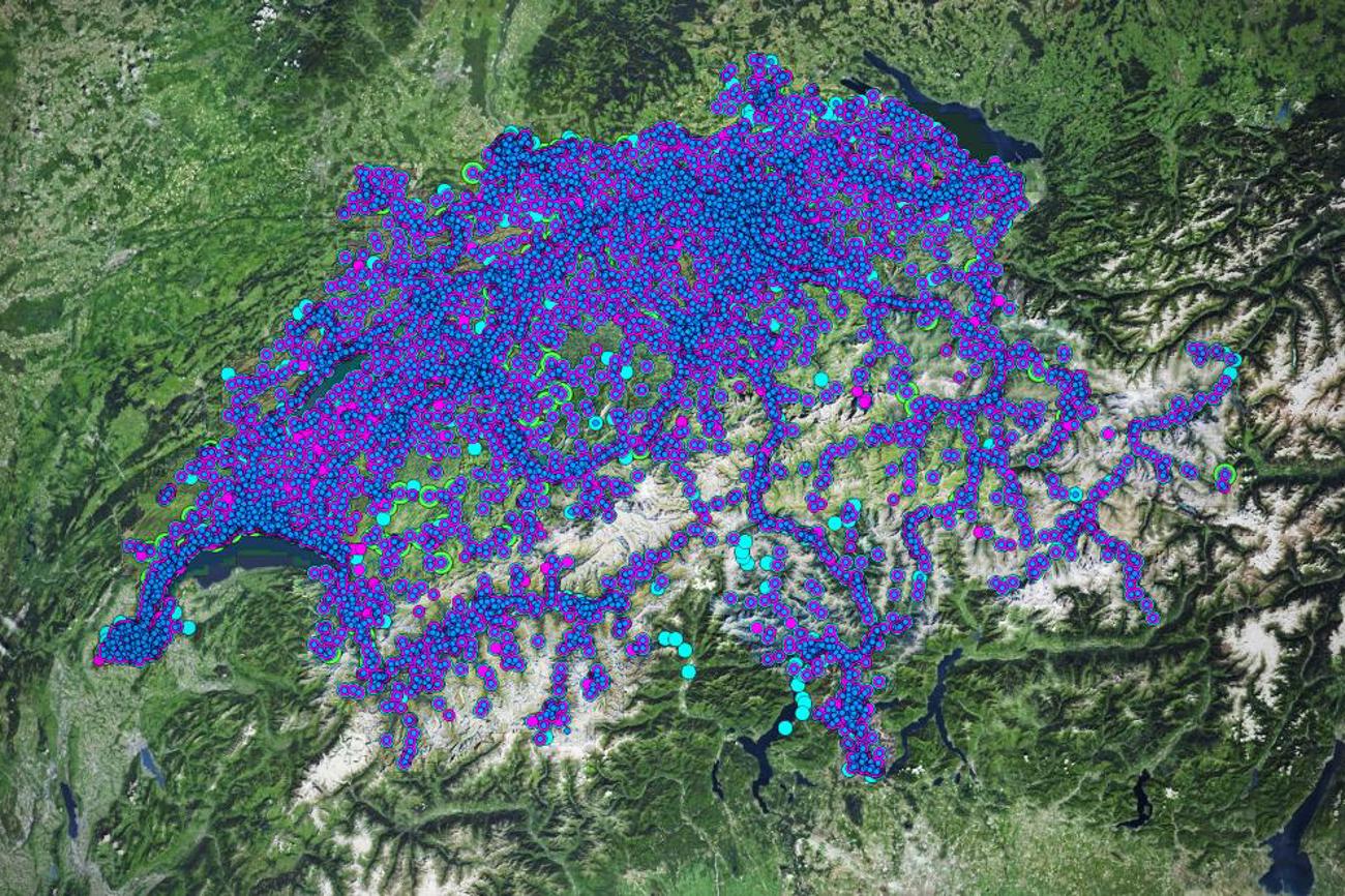 Dichtes Netz von Sendern: Das Bild der Schweiz mit sämtlichen Mobilfunkantennen.|CNES, Spot Image, swisstopo, NPOC, BAKOM