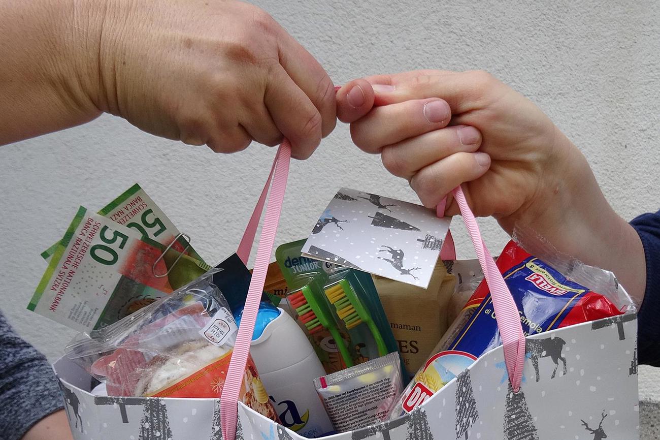 Willkommene Gaben enthält das Weihnachtspäckli der Gruppe «Frauen für Frauen im Glarnerland».
Bild Dagmar Doll