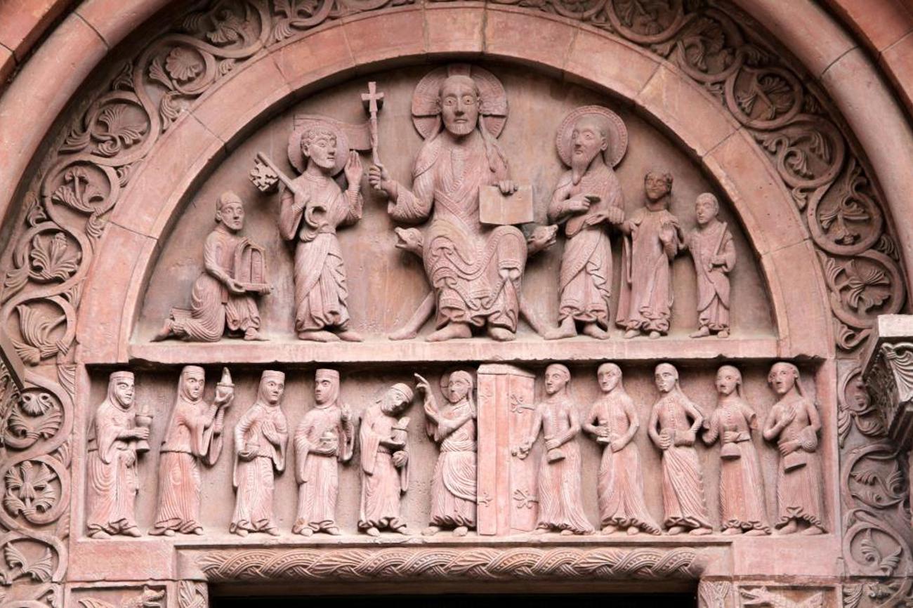 Sie gehören zu ihren ersten Kindheitserinnerungen: die «Werke der Barmherzigkeit», die an der Galluspforte des Basler Münsters dargestellt sind. Gisela Perren-Klinger kennt die sieben Werke bis heute auswendig: die Hungernden speisen, den Dürstenden zu trinken geben, die Nackten bekleiden, die Fremden aufnehmen, die Kranken und Gefangenen besuchen, Tote begraben. Ihr Leben lang folgte die heute über 70-Jährige diesen Leitsätzen und setzte sich für Menschen in Not ein.