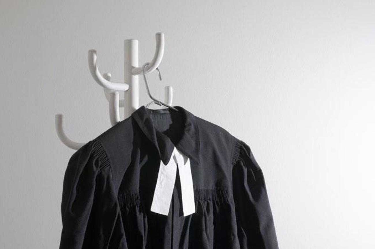 Kann ein Talar einer Pfarrperson helfen, in ihre Rolle zu schlüpfen? | Gion Pfa-der/Reformierte Medien
