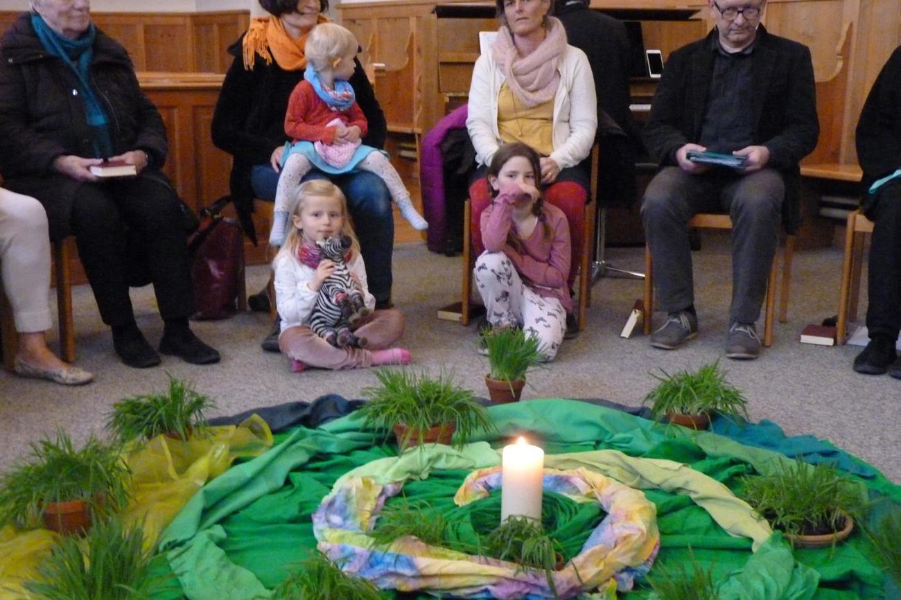 Der Segnungsgottesdienst zum Frühlingsbeginn findet auch bei Familien mit kleineren Kindern Anklang.
Bild Irène Hunold Straub