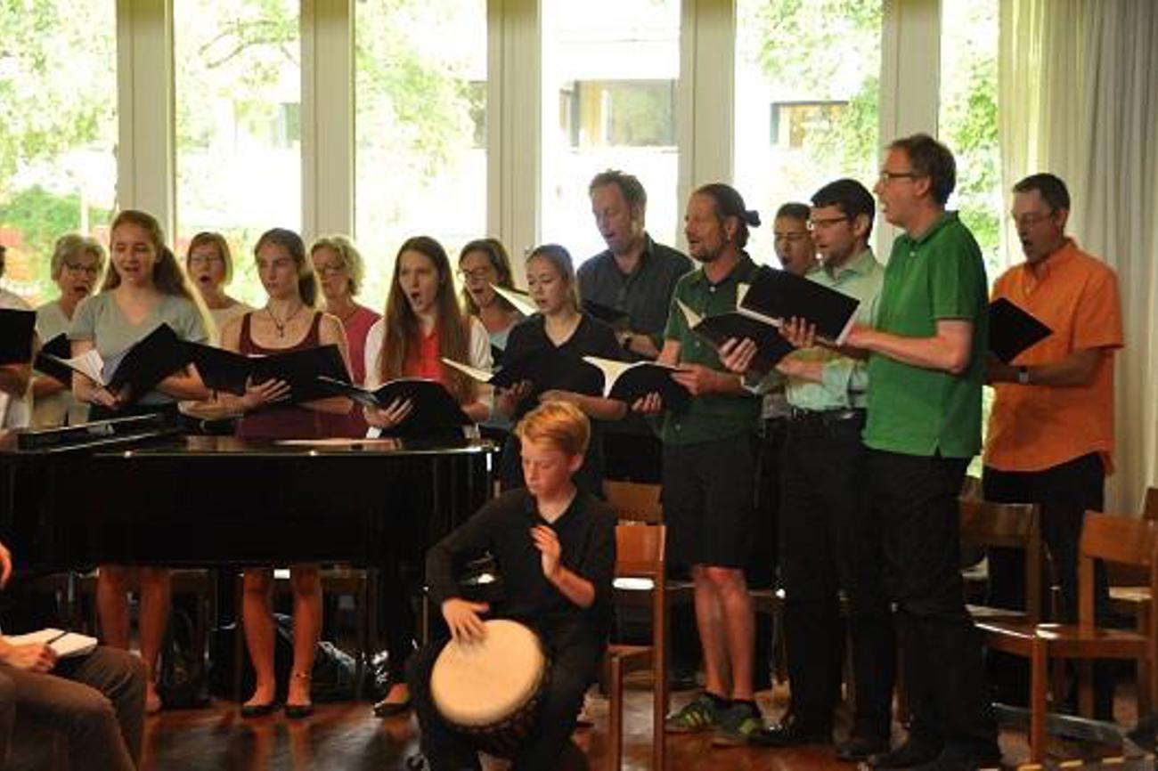 Der Chor unter Leitung von Annette Vielmuth singt afrikanische Lieder – und bringt so eine andere Saite Afrikas, die Heiner Geissler in seinen Ausführungen als Opfer westlich-europäischer Wirtschaftsinteressen bezeichnet, zum entspannenden Schwingen. (Bild: ekikon.de)