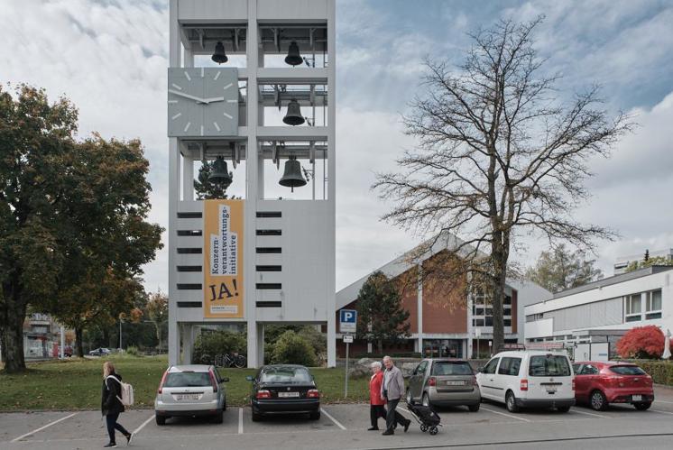 20 Kirchen bekennen sich mit einem Banner zur Kovi