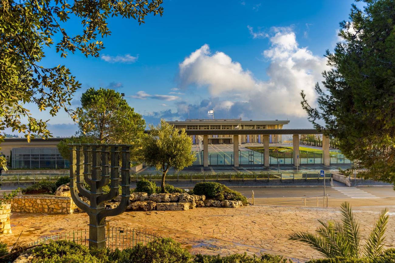 Menora vor dem israelischen Parlamentsgebäude: Der siebenarmige Leuchter ist eines der wichtigsten religiösen Symbole des Judentums und wurde bereits Mose von Gott für die Stiftshütte in Auftrag gegeben. (Bild: AdobeStock / John Theodor)