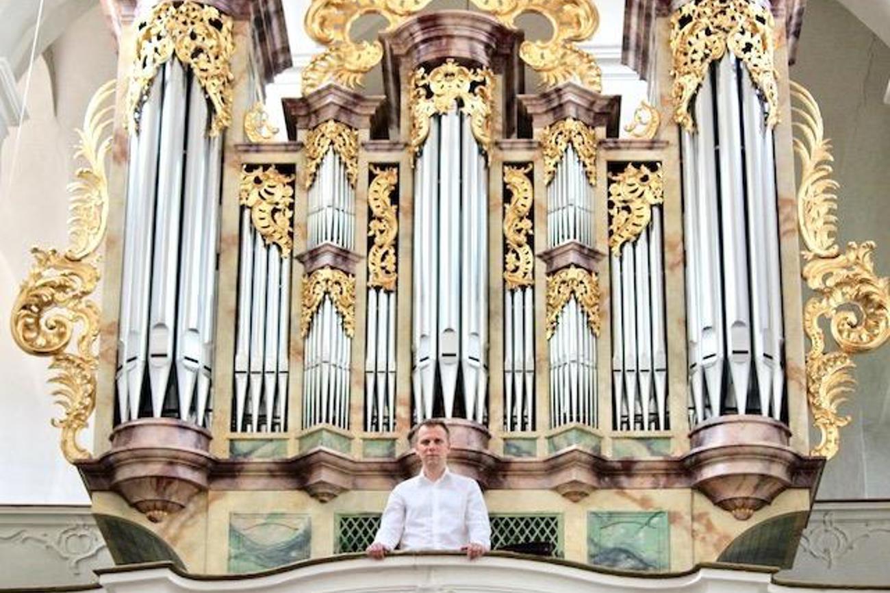 Eindrücklich: Organist Roman Stahl vor der prächtigen Orgel der Stiftskirche Schönenwerd.
