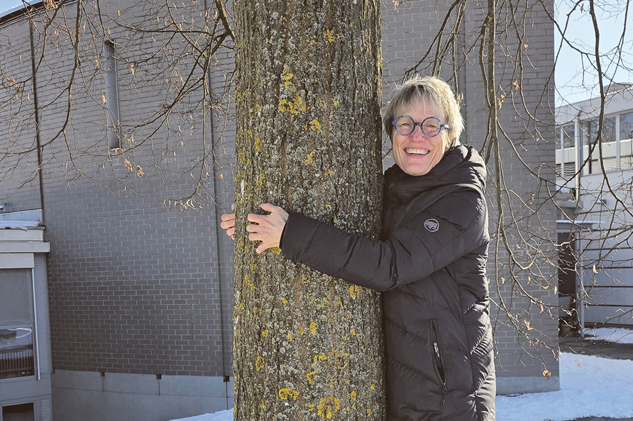 Pfarrerin Jrene Bianchi umarmt auch mal einen Baum. | Foto: Carole Bolliger