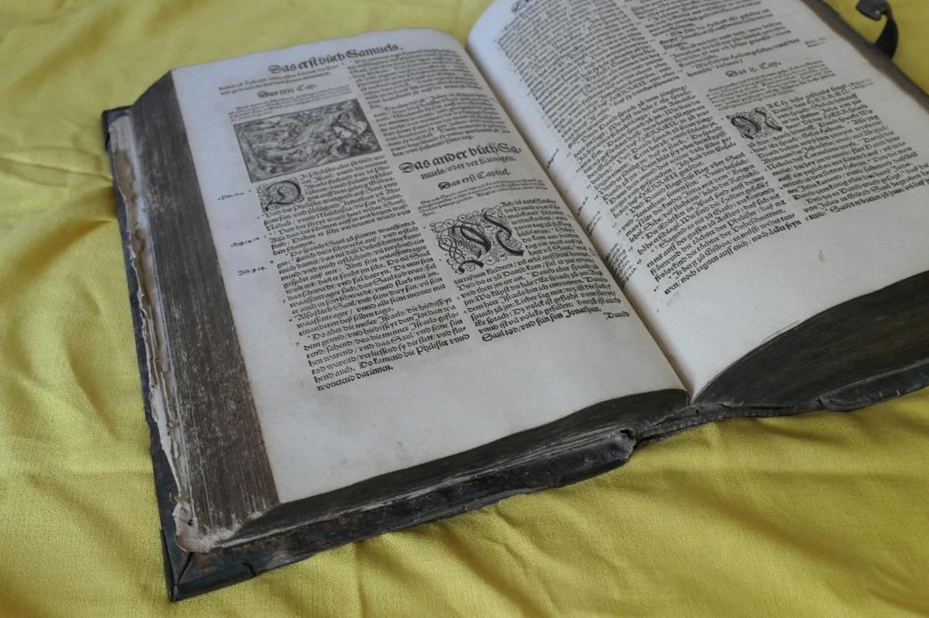 Diese alte Zürcher Bibel ist ein gutes Stück Geschichte. |Hannes Herrmann