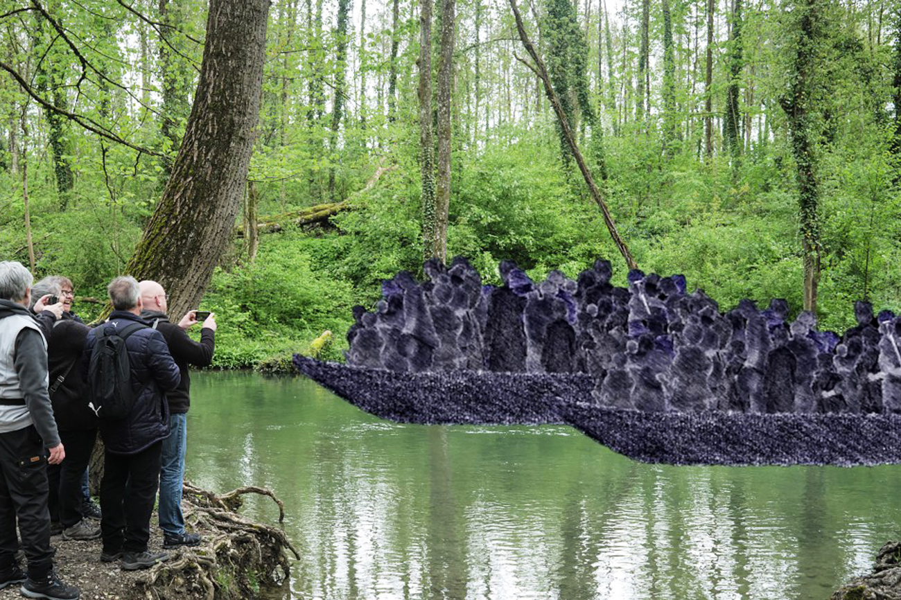 Augmented-reality-Technologie lässt die Flüchtenden von damals via Handybildschirm im Hier und Jetzt auf der alten Aare bei Lyss erscheinen. | Foto: Vinzenz Schwab, Montage