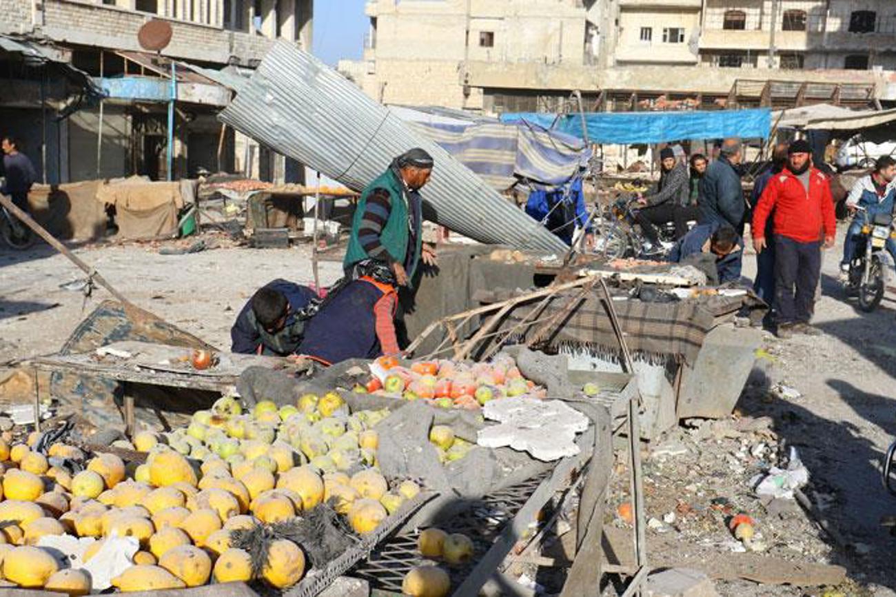 Einwohner in der Stadt Ariha in der Provinz Idlib bergen auf dem Markt Lebensmittel nach einem Luftangriff.|Reuters