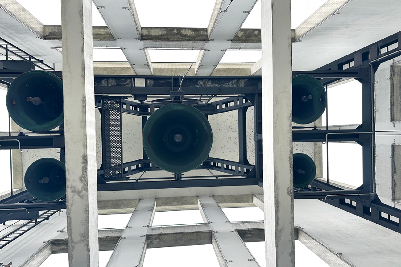 Neue, ankerförmige Klöppel sollen die knallenden Anschlagsgeräusche dämpfen und einen milderen, wärmeren Klang erzeugen. | Foto: Reformierte Kirche Luzern