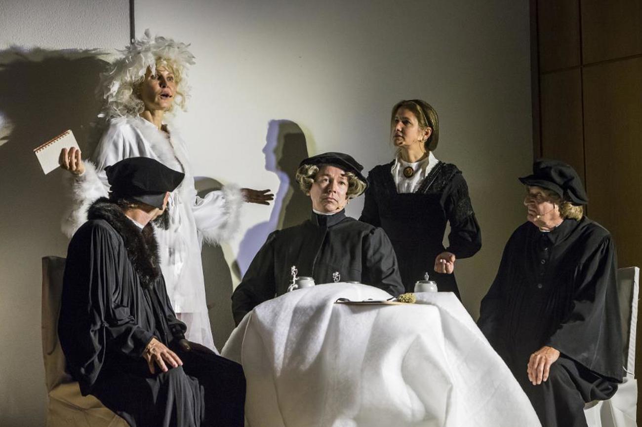 Ein Engel macht den drei Reformatoren Calvin, Luther und Zwingli klar, wie die Reformationsbotschaft in die heutige Zeit zu übersetzen ist. Auch Luthers Frau, Katharina von Bora, lauscht mit. | Andreas Bodmer