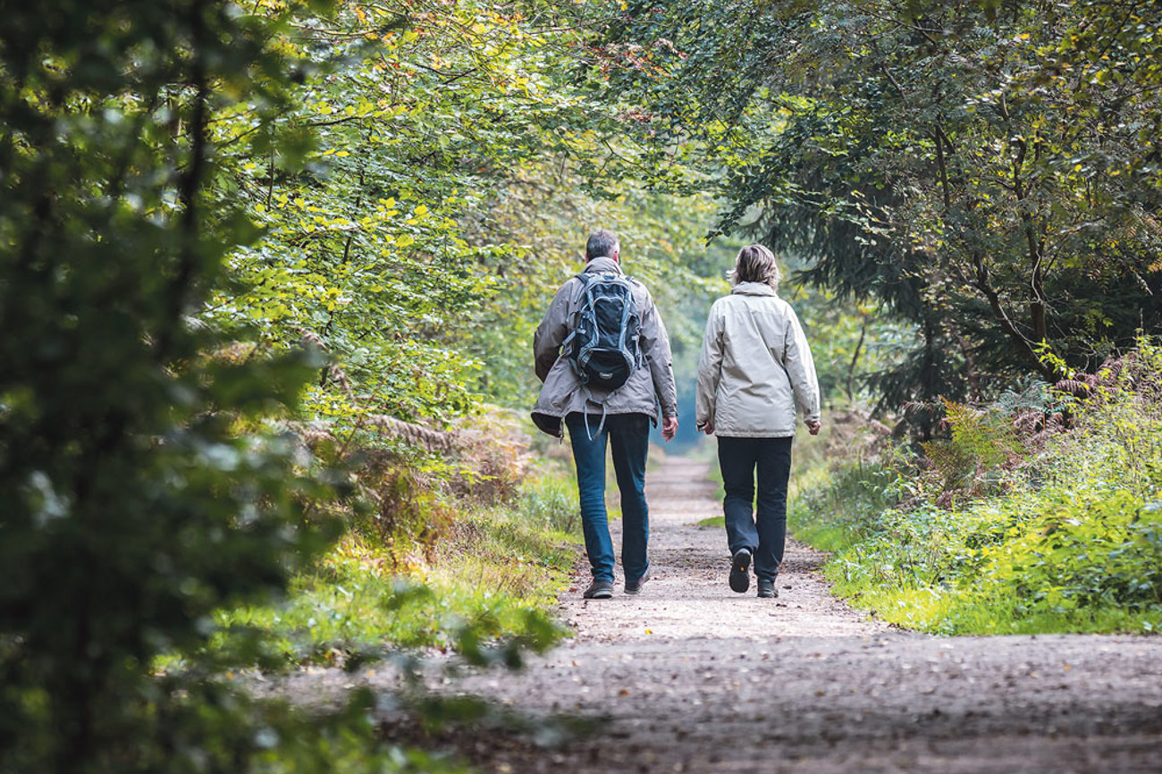 Gemeinsame Spaziergänge oder Gespräche sind am meisten gefragt bei der Ökumenischen Wegbegleitung Kanton Zug. | Foto: peopleimages.com