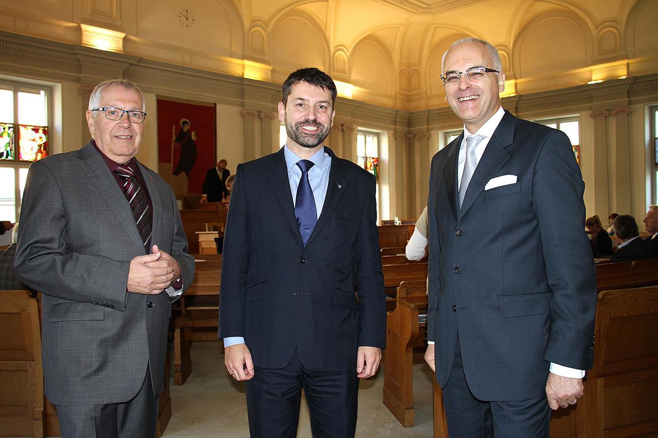 Hoher Besuch: Pfarrer Dr. Gottfried Locher, Ratspräsident des Schweizerischen Evangelischen Kirchenbundes (Mitte), hielt ein Referat an der Glarner Synode. Rechts der neue Synodepräsident Andreas Hefti, links dessen Vorgänger Hans Thomann.
Bild Madeleine Kuhn-Baer