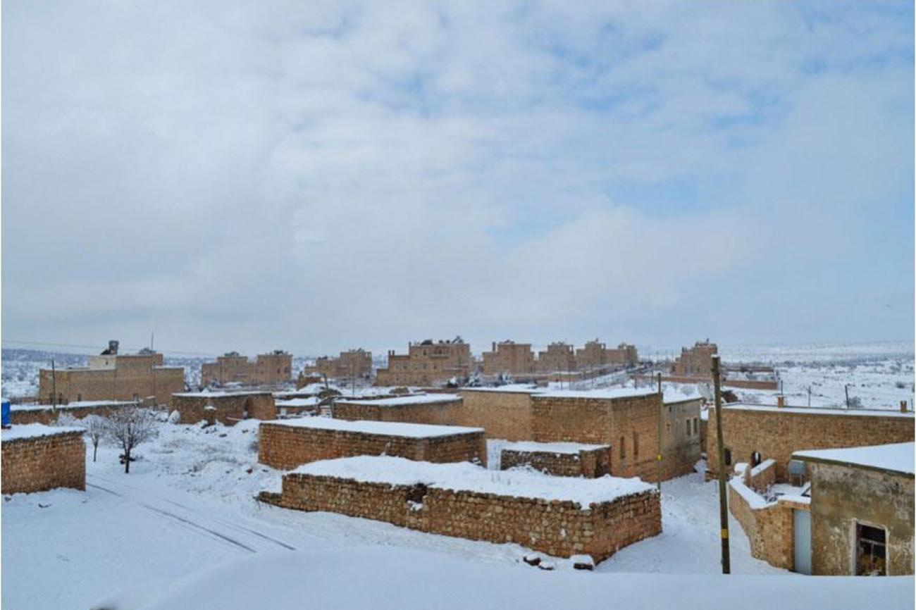 Das aramäische Dorf Kafro: Vorne das alte Dorf. Hinten die Häuser des neu aufgebauten Dorfteiles.