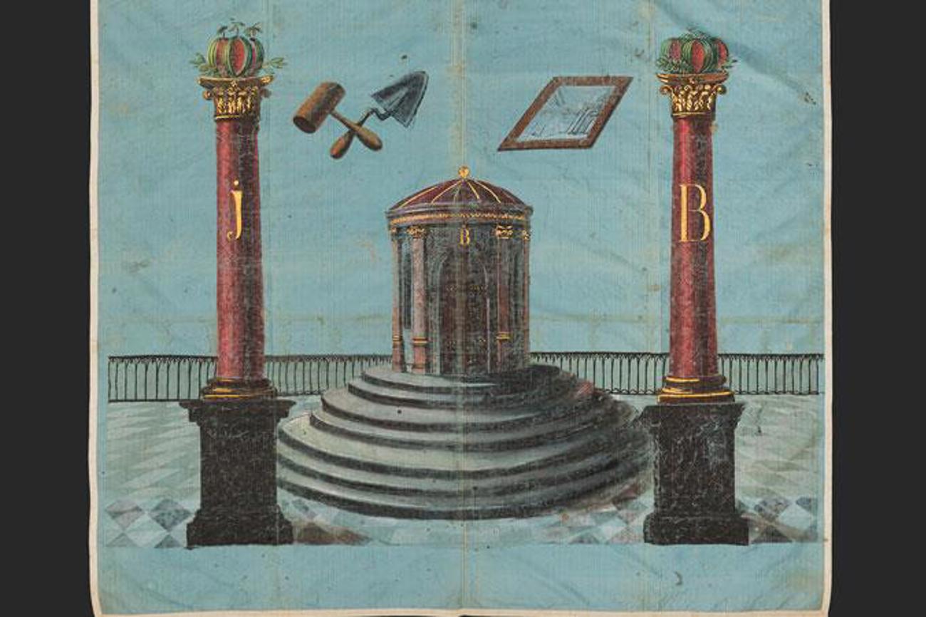 Ausschnitt eines Teppichs der Freimaurer: Der Salomonische Tempel mit den Säulen Jachin und Boas, Winkelmass und Zirkel, sowie Wasserwaage und Lot sind wichtige Symbole der Freimaurer. | Bernisches Historisches Museum/Christine Moor