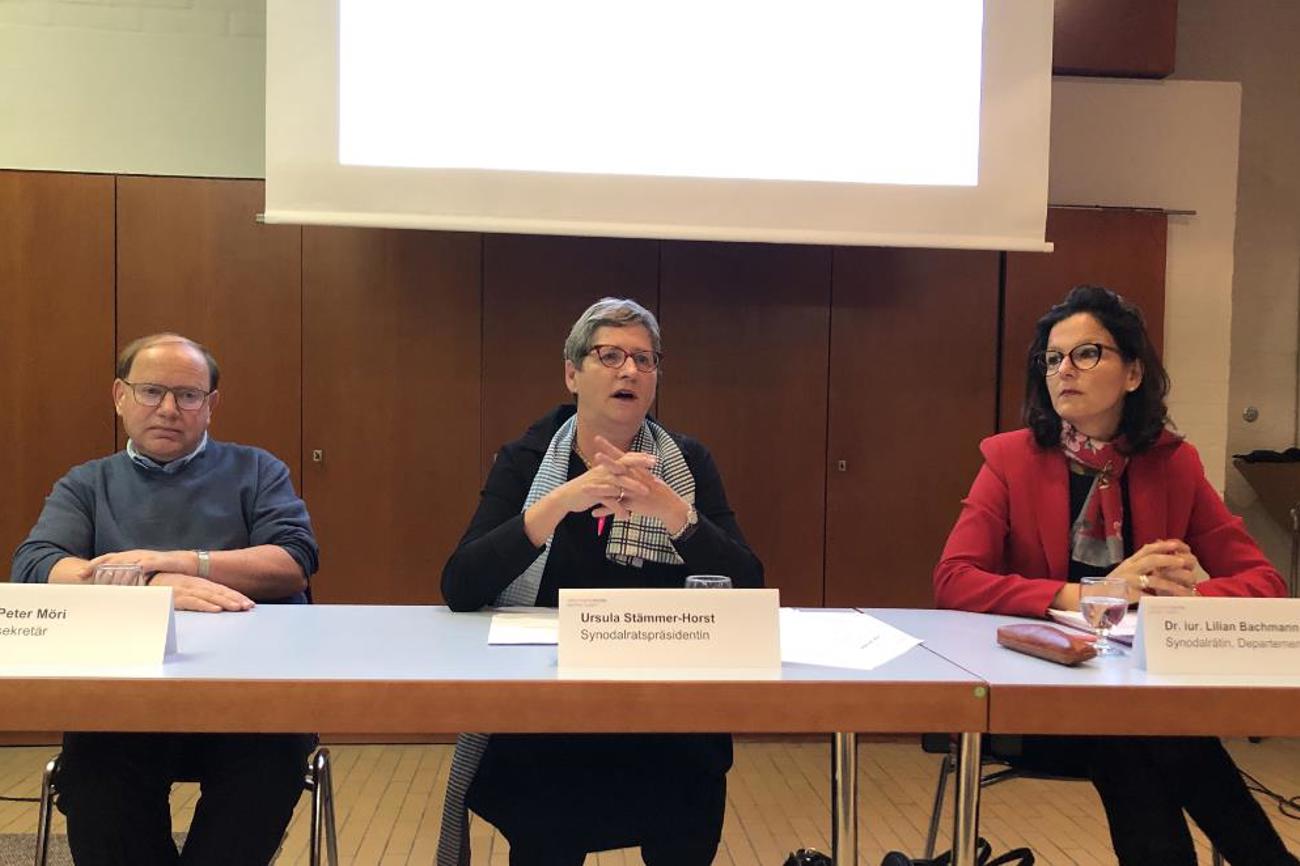 Synodalratspräsidentin Ursula Stämmer-Horst (Mitte), Synodalrätin Lilian Bachmann und Synodalsekretär Peter Möri informieren über das Resultat der Abstimmung über das kirchliche Personalgesetz.|Carmen Schirm-Gasser