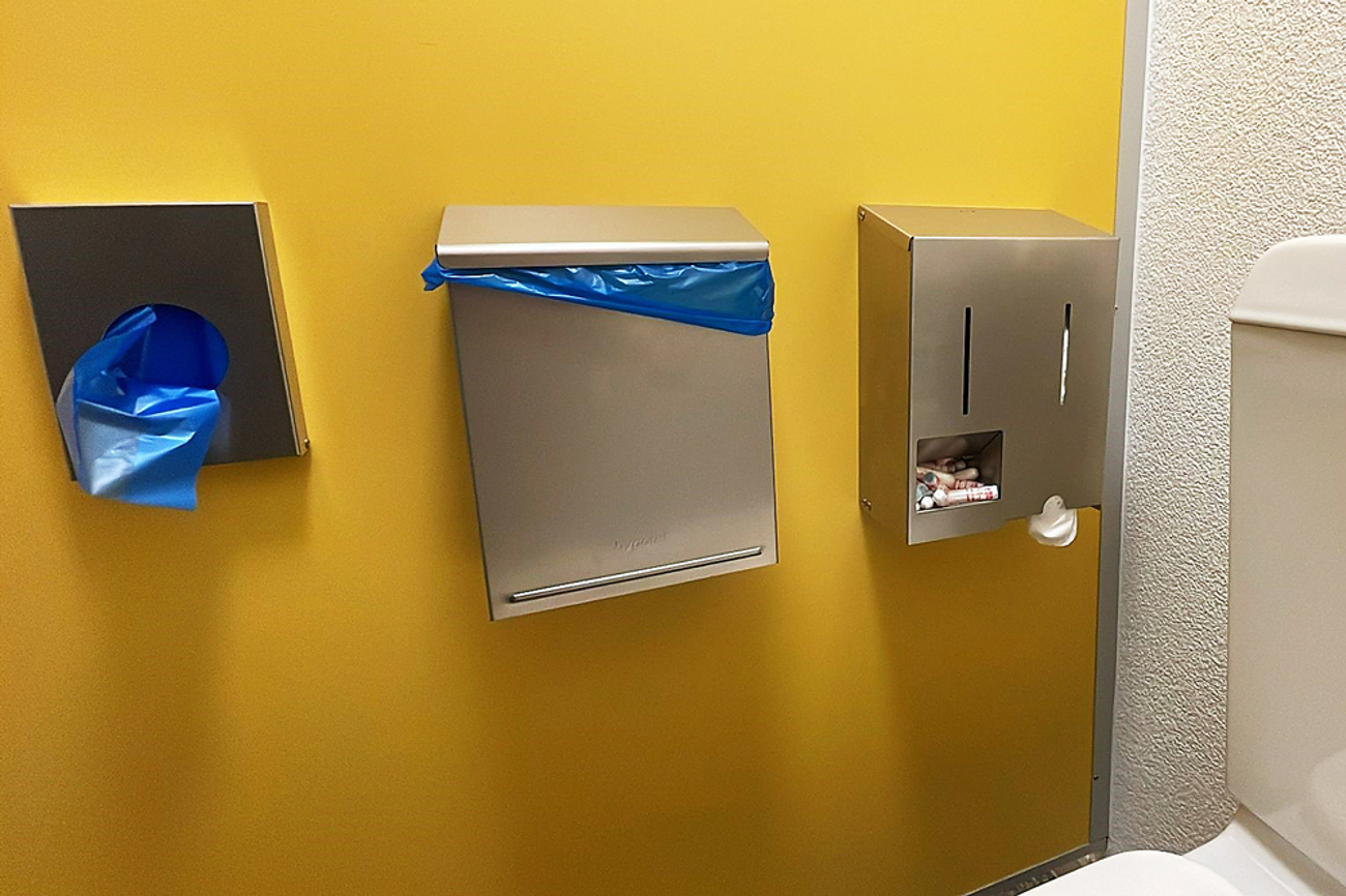 In der Toilette der reformierten Kirche Ägeri hängt neu ein Spender mit gratis Periodenprodukten. Die Kirchgemeinde ist Pilotbezirk der Reformierten Kirche Kanton Zug. | Foto: zvg