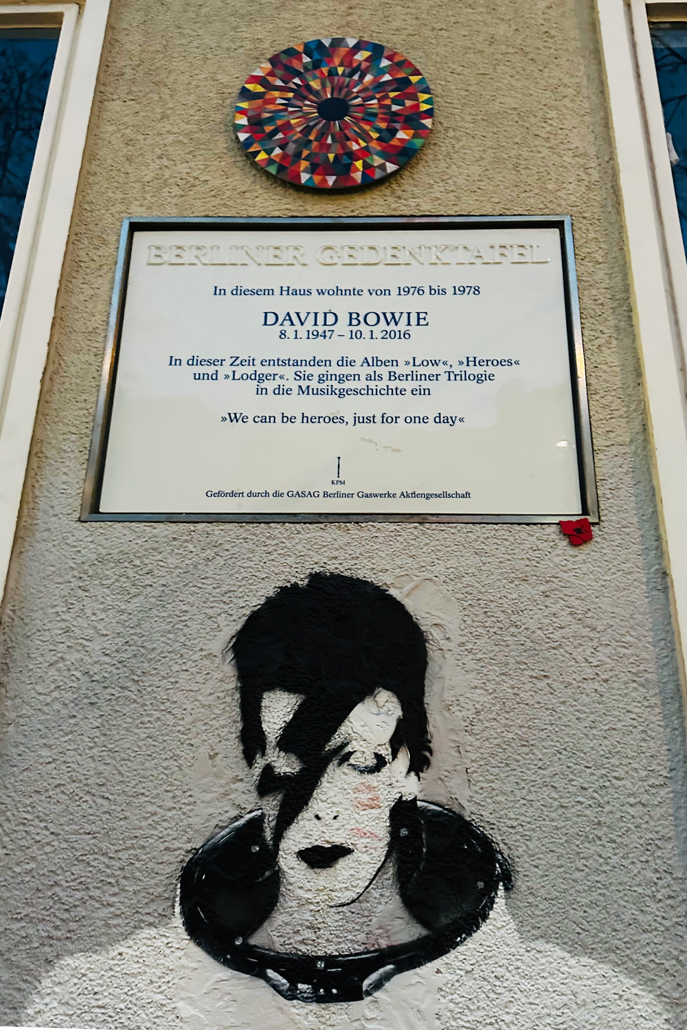 Gedenktafel an David Bowies Wohnhaus in der Hauptstrasse 155 in Berlin-Schöneberg: «We can be heroes, just for one day». | Foto: Vera Rüttimann